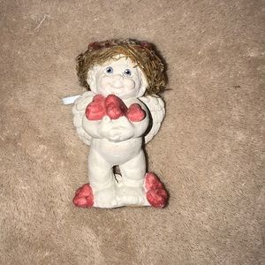 Cast art 1991 Cherub 👼 figure holding hearts 💕